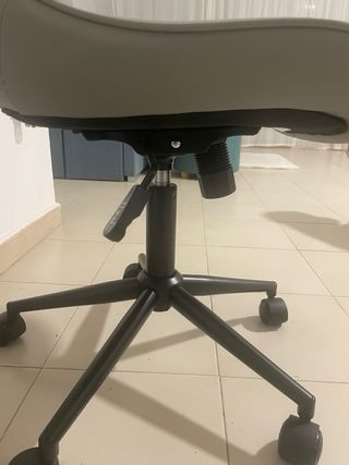 Silla ergonómica de oficina gris