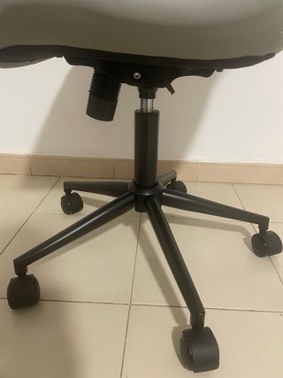 Silla ergonómica de oficina gris