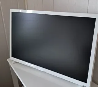 Cama ( con somier) y escritorio. Tv de regalo