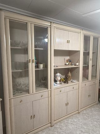 Estantería para salón luminosa.