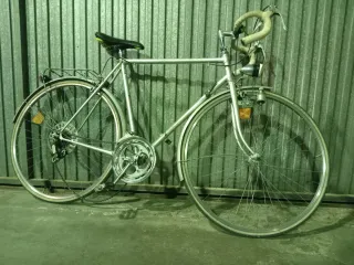 Bicicleta de paseo plateada