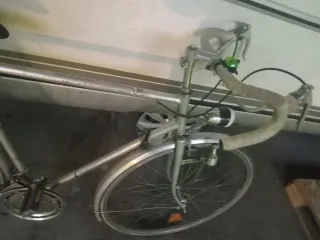 Bicicleta de paseo plateada