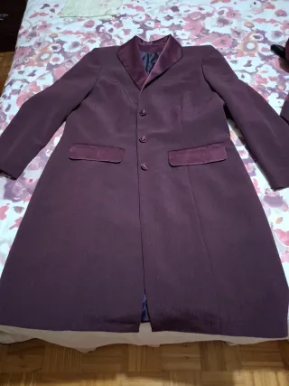 Elegante conjunto abrigo tres cuartos y vestido.