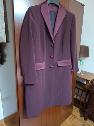 Elegante conjunto abrigo tres cuartos y vestido.