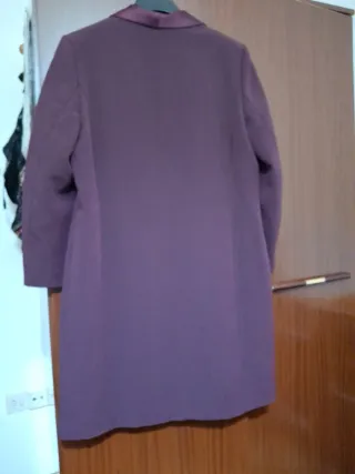 Elegante conjunto abrigo tres cuartos y vestido.