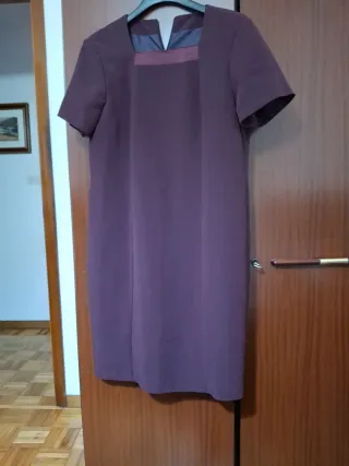 Elegante conjunto abrigo tres cuartos y vestido.