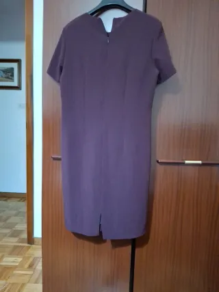 Elegante conjunto abrigo tres cuartos y vestido.