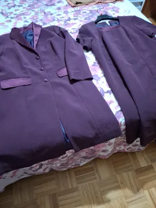 Elegante conjunto abrigo tres cuartos y vestido.