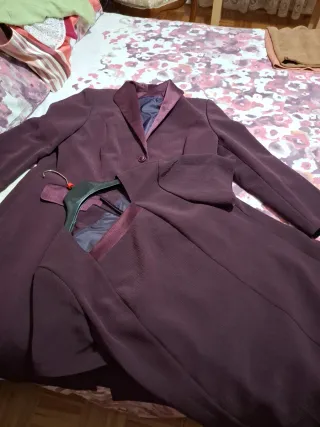 Elegante conjunto abrigo tres cuartos y vestido.