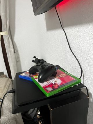 PS4 1TB Negra + Mando + 2 Juegos+cable de poder