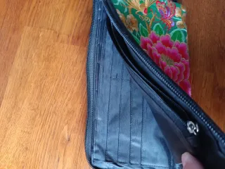 Cartera de mano bordada floral