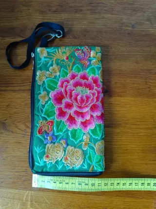 Cartera de mano bordada floral