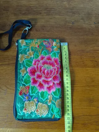 Cartera de mano bordada floral