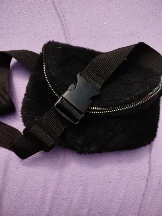 Riñonera negra de terciopelo