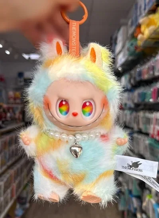 Labubu multicolor con collar...