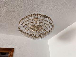 Lámpara de techo dorada con cristales