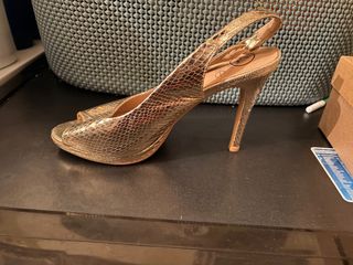 Tacones dorados fiesta mujer