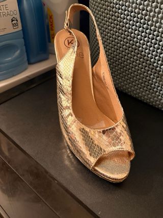 Tacones dorados fiesta mujer