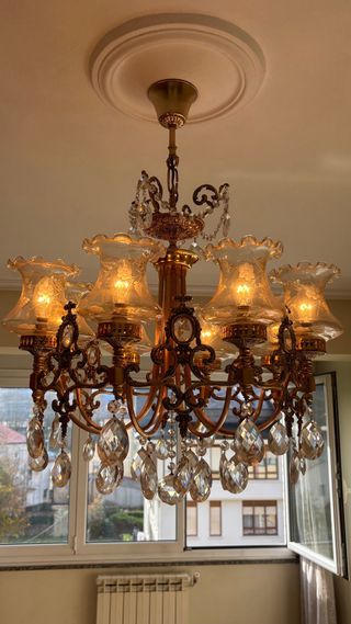 Lámpara de araña dorada con cristales