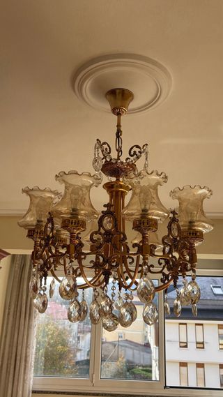 Lámpara de araña dorada con cristales