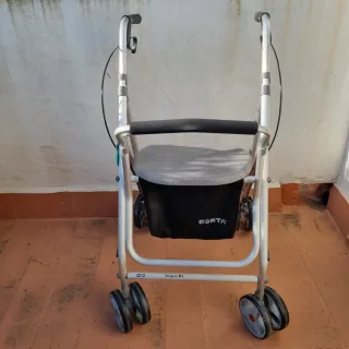 Andador con asiento y ruedas