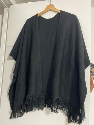 Poncho negro con flecos