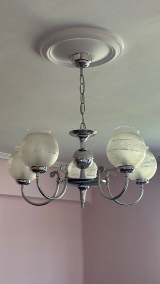 Lámpara de techo plateada y blanca