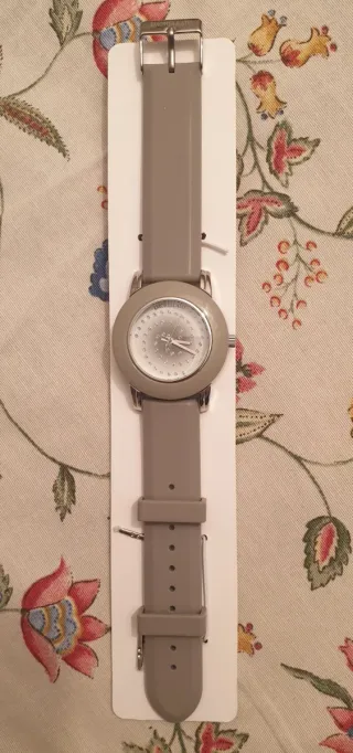 Reloj gris