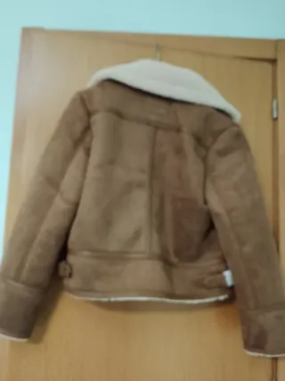 Cazadora Stradivarius pelo marrón