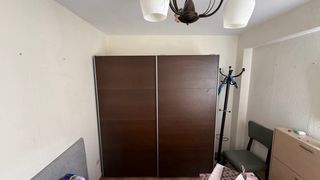 Armario puertas correderas madera oscura