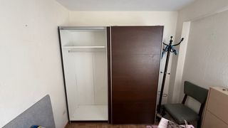 Armario puertas correderas madera oscura