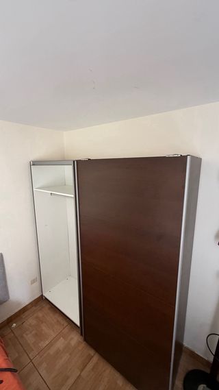 Armario puertas correderas madera oscura