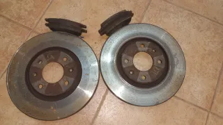 Discos y pastillas de freno delanteros