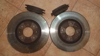 Discos y pastillas de freno delanteros