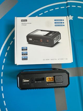 Cargador de baterías (para drones y otros)