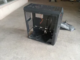 Caja PC Negra mas 5 teclados.