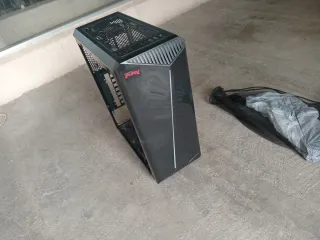 Caja PC Negra mas 5 teclados.