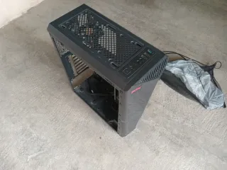 Caja PC Negra mas 5 teclados.