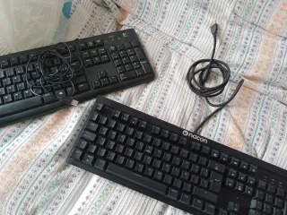 Caja PC Negra mas 5 teclados.