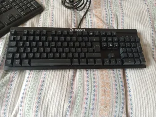 Caja PC Negra mas 5 teclados.