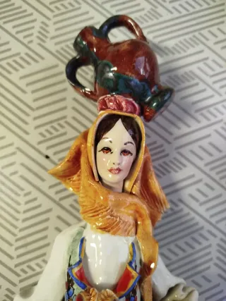 Escultura porcelana de mujer, firmada y numerada.