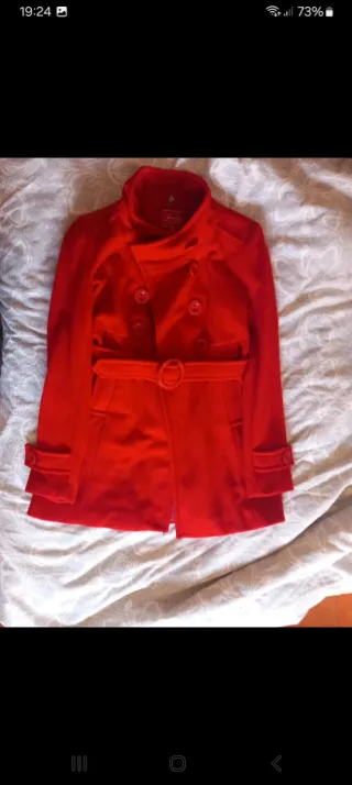 Abrigo rojo Stradivarius