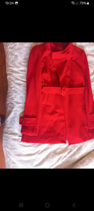 Abrigo rojo Stradivarius