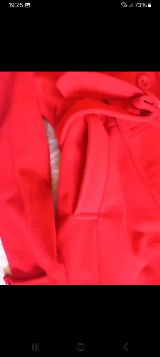 Abrigo rojo Stradivarius