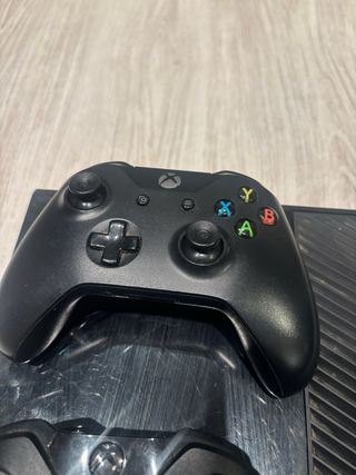 Xbox One con 2 controller e 4 giochi
