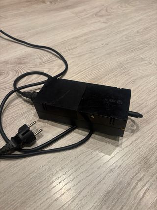 Xbox One con 2 controller e 4 giochi