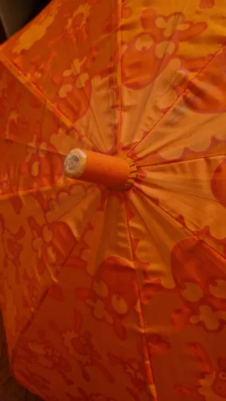 Paraguas naranja con estampado
