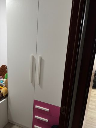 Armario y cama infantil blanco y fucsia