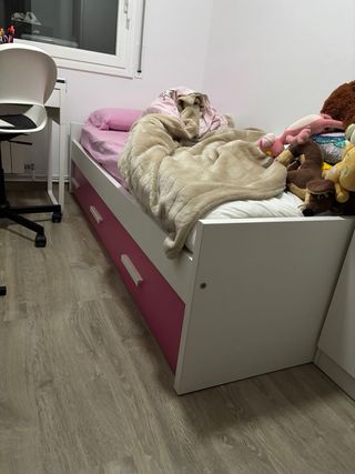 Armario y cama infantil blanco y fucsia