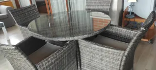 Mesa y 4 sillas de mimbre. PRECIO NO NEGOCIABLE